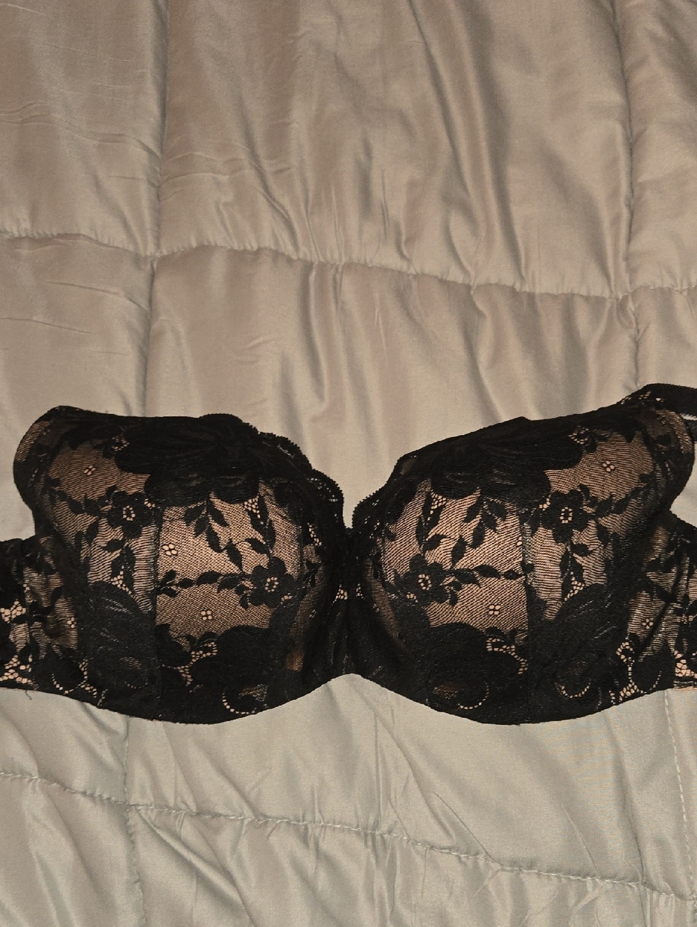 Black Lace Underwire Bra — Supportive Elegant Design